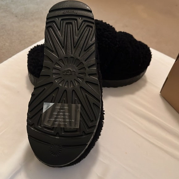 New Ugg slippers - Picture 2 of 5